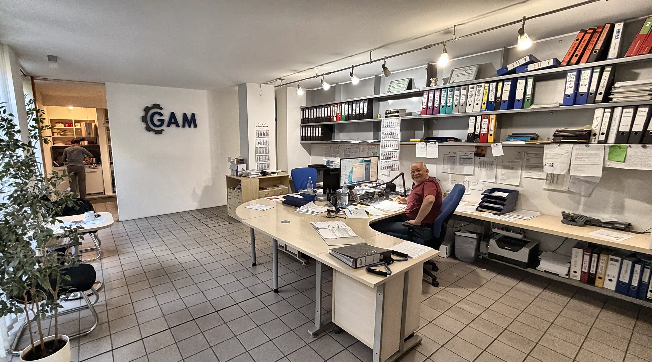 Office of GAM Baumaschinenteile GmbH in Nuremberg, Zoltan Gal at his desk